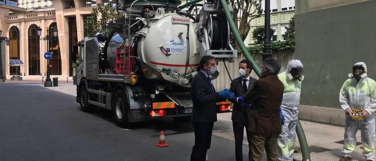 El edil Nacho Cuesta, con los representantes de Aqualia Alfonso Tomás y Manuel Sánchez, supervisando una limpieza de alcantarillado. LNE