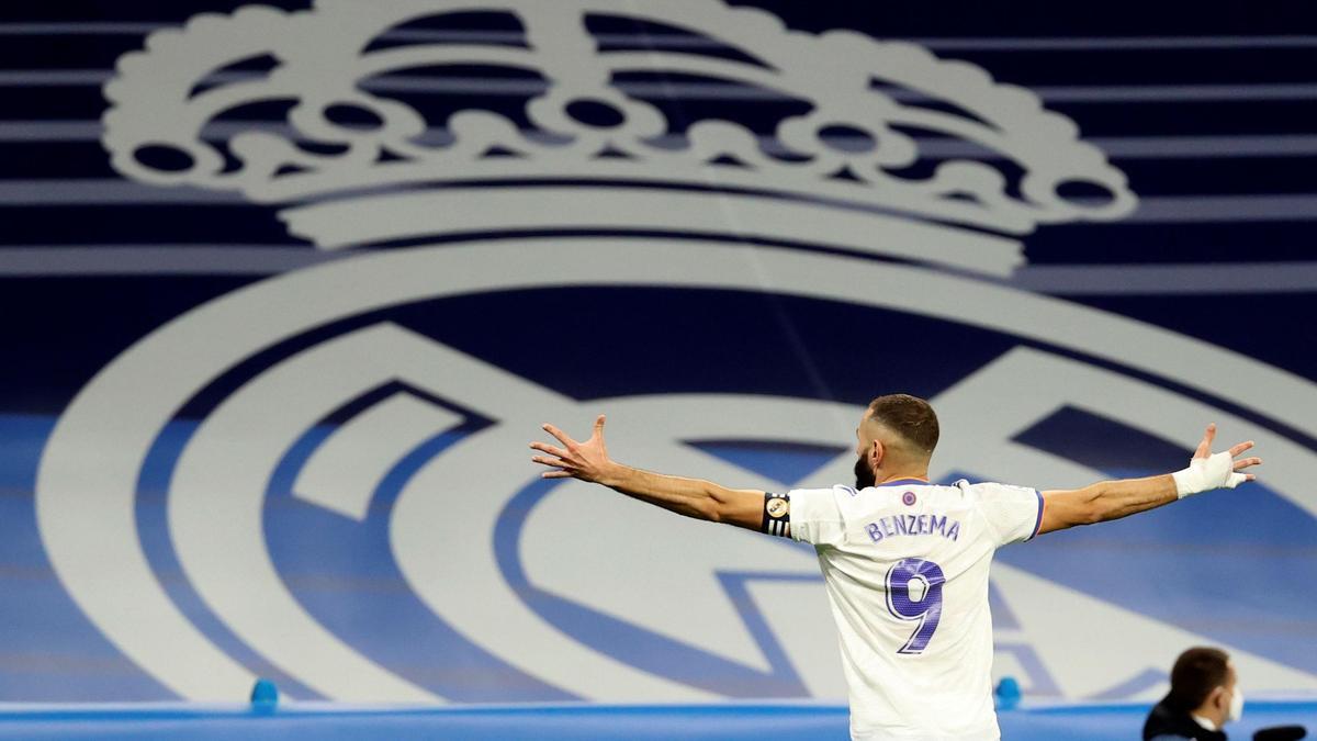 Karim Benzema celebra un gol en el Bernabéu.