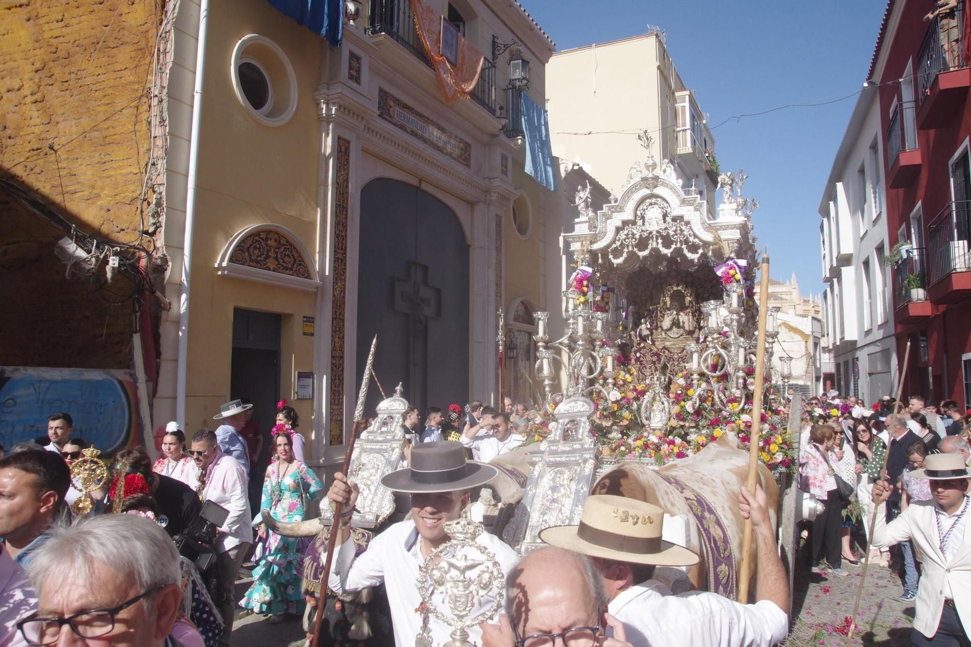 Los romeros de la Hermandad de Málaga han iniciado en la mañana de esta sábado su peregrinaje hasta Almonte para presentarse ante la Virgen del Rocío. La procesión de salida ha partido de su sede canónica y ha recuperado su itinerario tradicional por la calle Carretería, de camino al Santuario de la Victoria