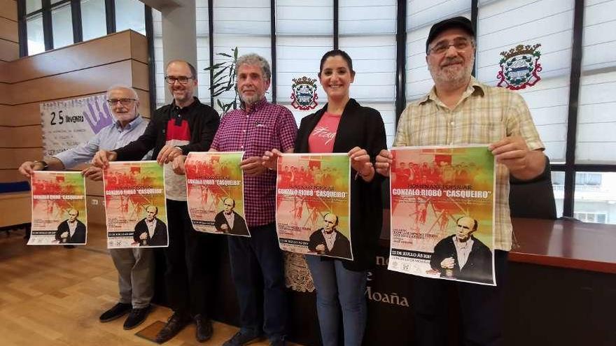 Representantes del Concello de Moaña y de la organización en el acto de presentación. // FDV