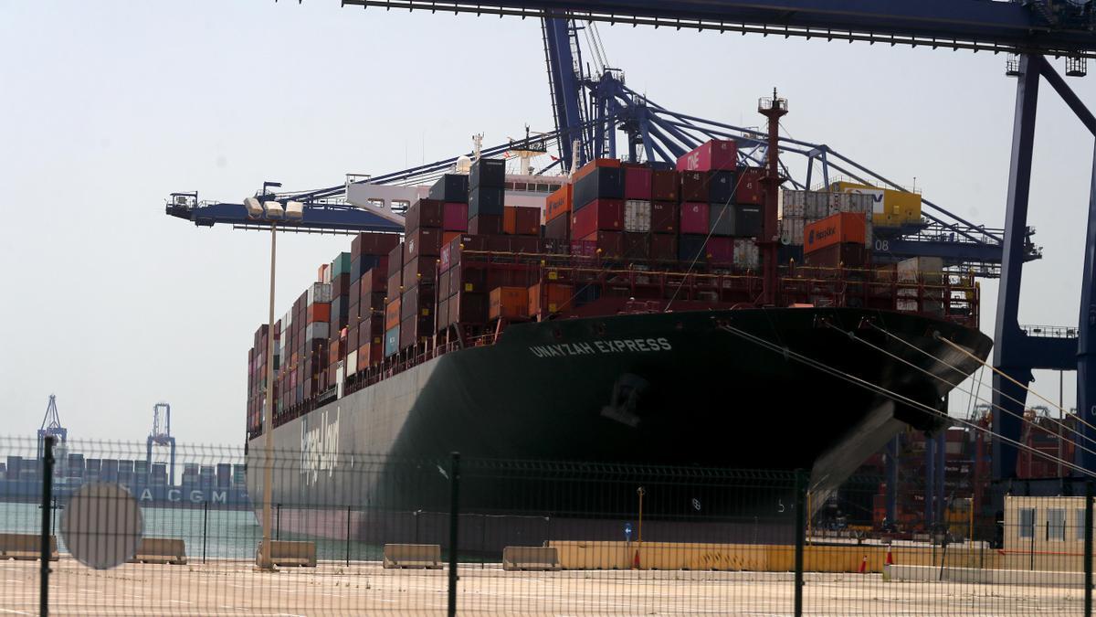 Un barco lleno de contenedores en el puerto de València.