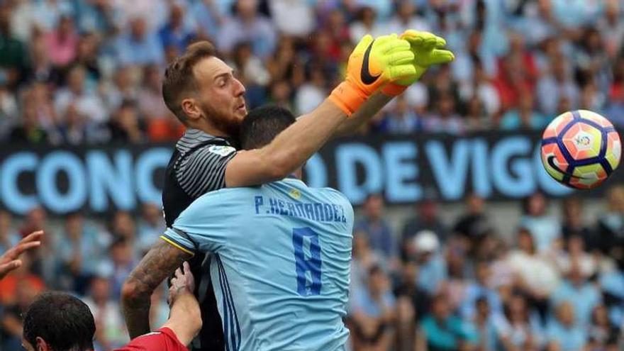 Oblak busca el balón ante Pablo Hernández. // Marcos Canosa