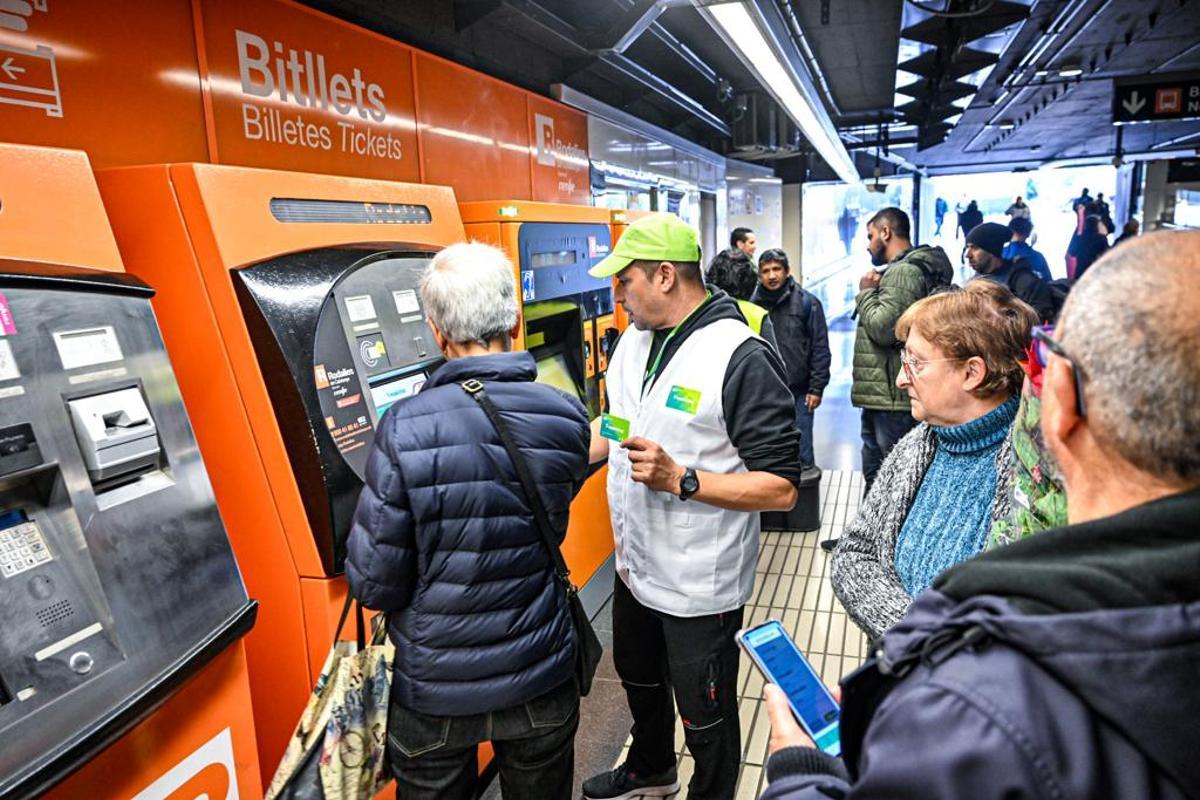 Primer día de tránsito de la T-Usual y la T-Casual hacia la T-Mobilitat. Estación de Arc de Triomf, en Barcelona