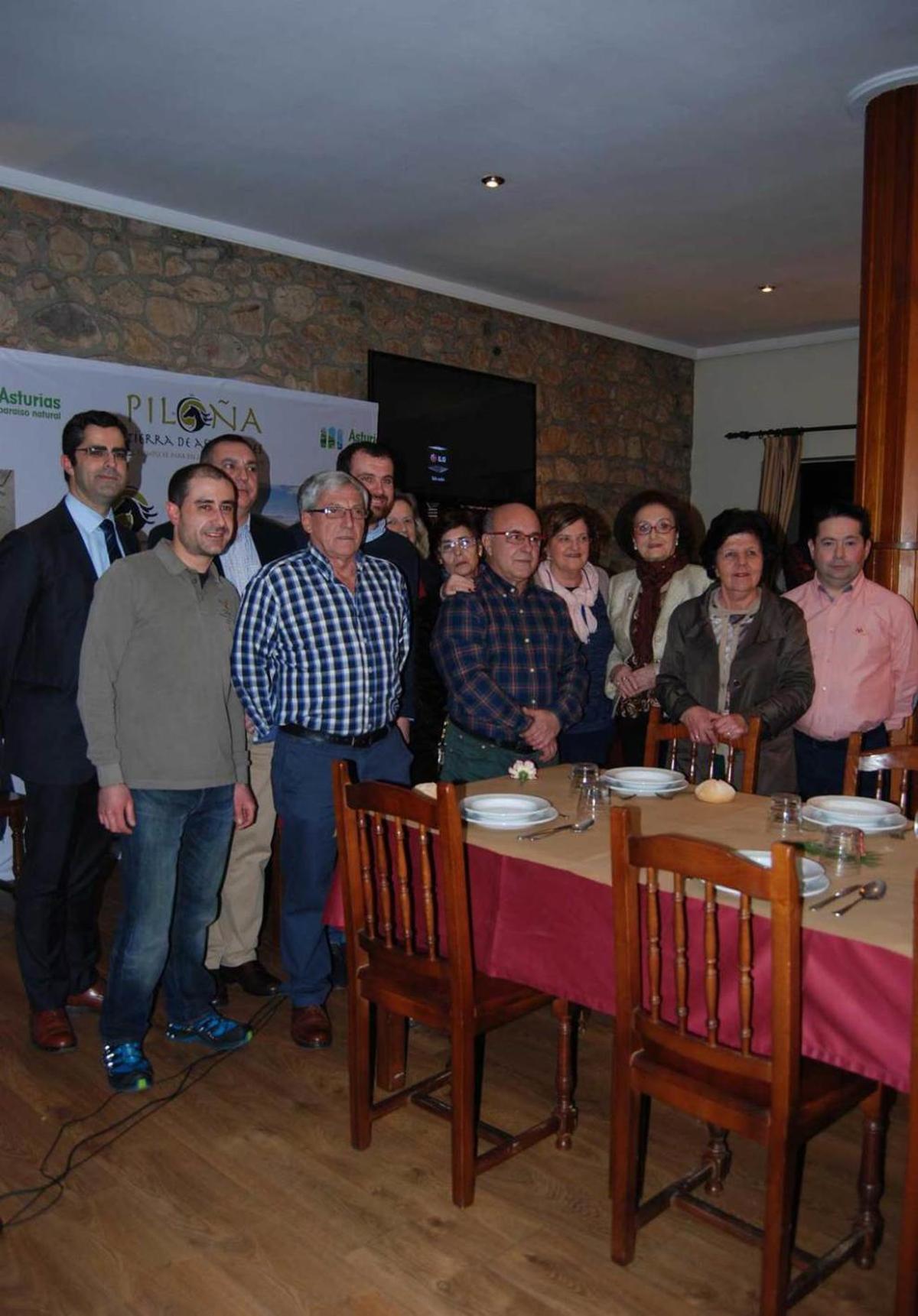 Autoridades y hosteleros, ayer, durante la presentación.