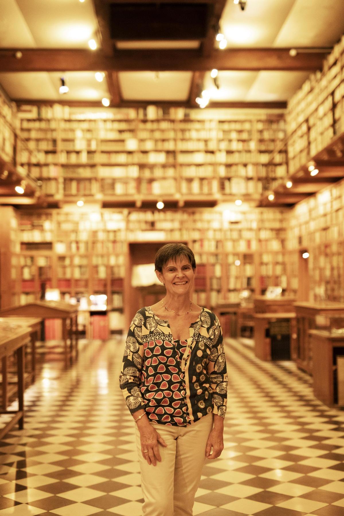 Inés Padrosa, a la biblioteca del castell de Peralada.