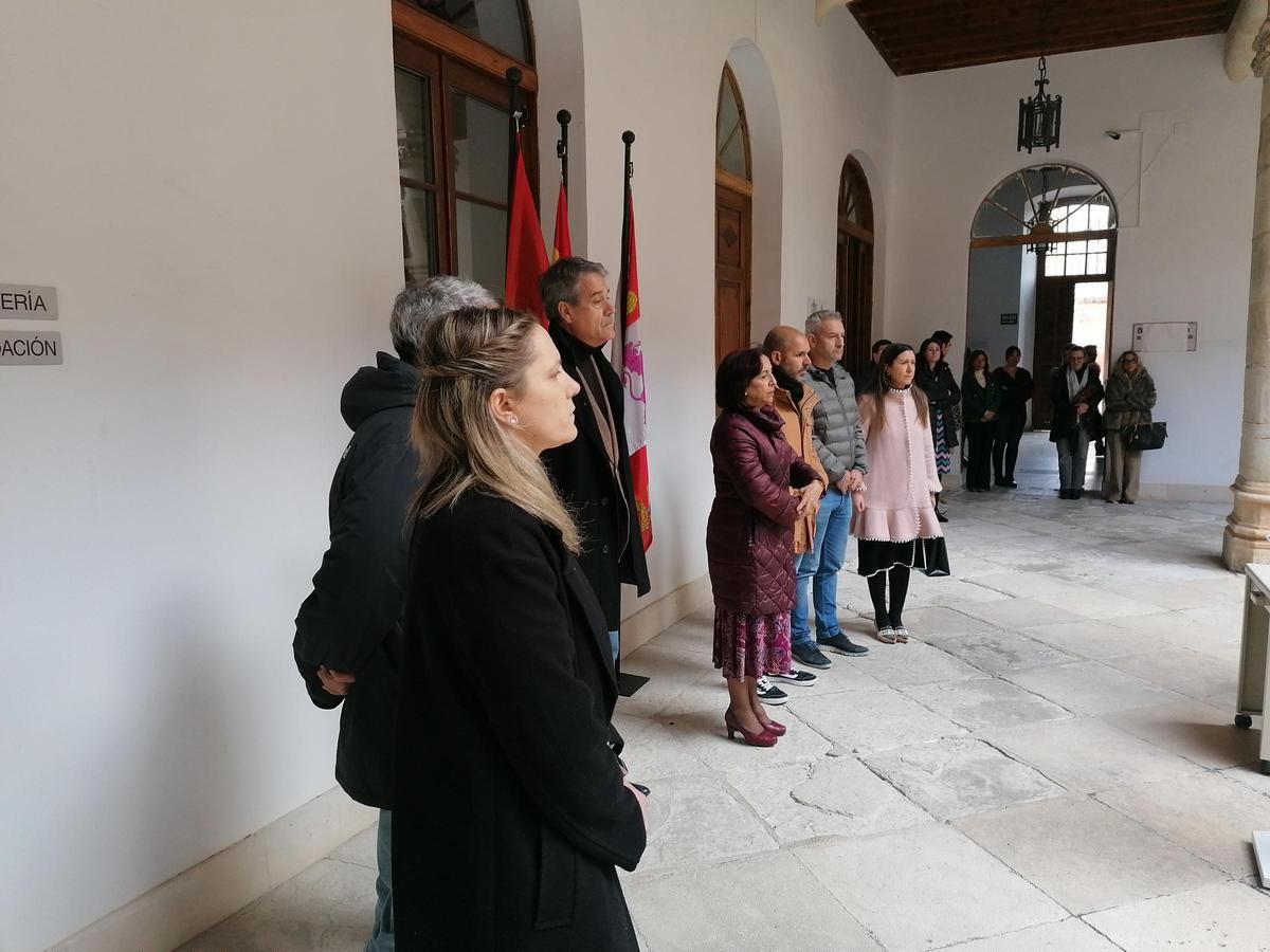 Los participantes en el acto institucional guardan un minuto de silencio.