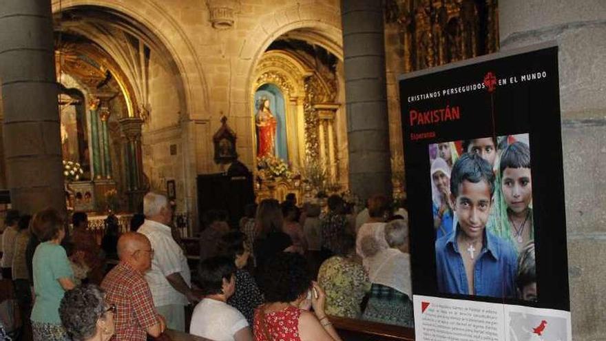 Una de las últimas actividades solidarias organizadas por el párroco de Cangas dentro de la excolegiata. // G.N.