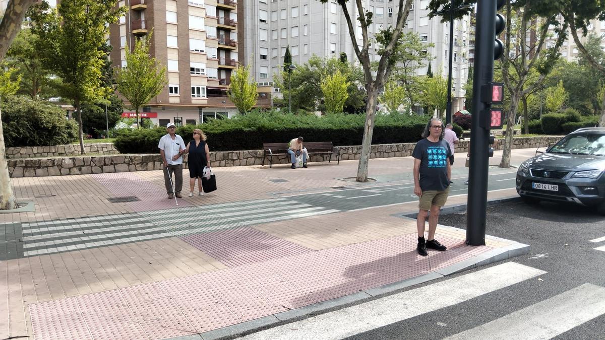 El diseño de la acera si permite a los invidentes localizar el paso de peatones, pero después el sonido de verde es inaudible