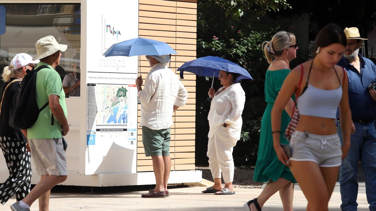 Malagueños y turistas hacen frente a la ola de calor que hoy sufre la ciudad que ha llegado a los  40º grados de máxima a 26 julio de 2022 en Málaga, Andalucía.