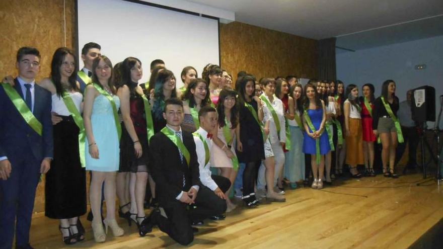 Los graduados del IES los Valles posan tras la gala celebrada en el Auditorio de Camarzana de Tera.
