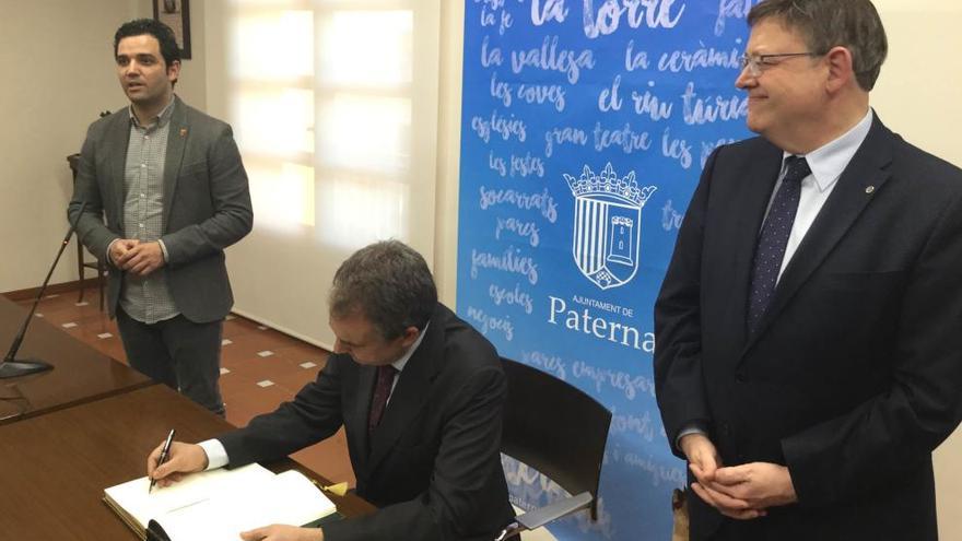Zapatero en la firma, con Sagredo y Puig