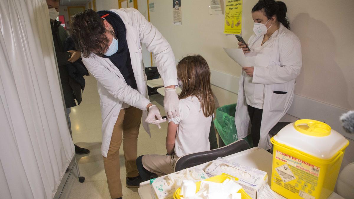 Niños y niñas se vacunan en el centro de salud Seminario (Zaragoza)