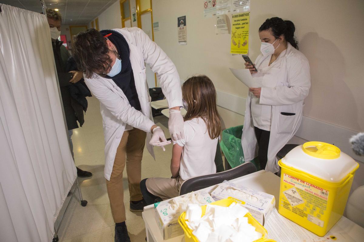 Niños y niñas se vacunan en el centro de salud Seminario (Zaragoza)