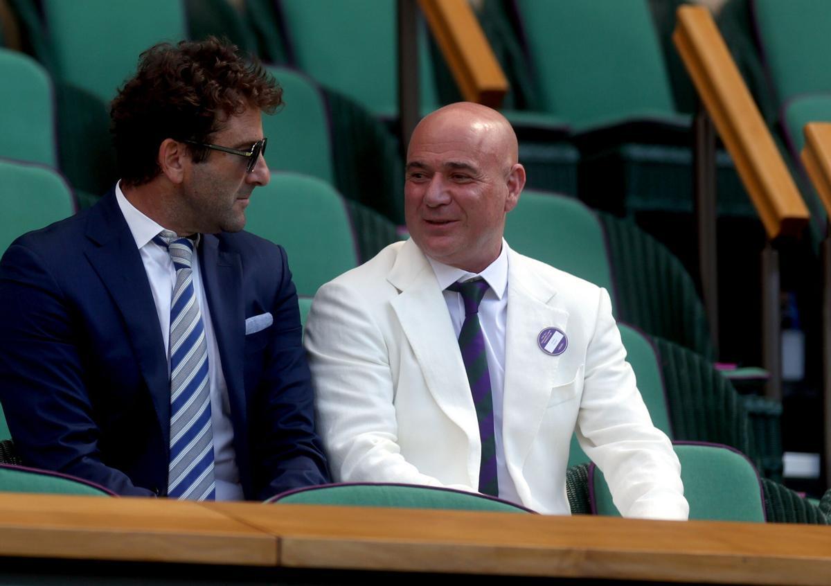 Wimbledon (United Kingdom), 13/07/2025.- Former US tennis player Andre Agassi (R) attends the Men's Singles final match between Carlos Alcaraz of Spain and Jannik Sinner of Italy at the Wimbledon Championships, Wimbledon, Britain, 13 July 2025. (Tenis, Italia, España, Reino Unido) EFE/EPA/NEIL HALL EDITORIAL USE ONLY. EDITORIAL USE ONLY