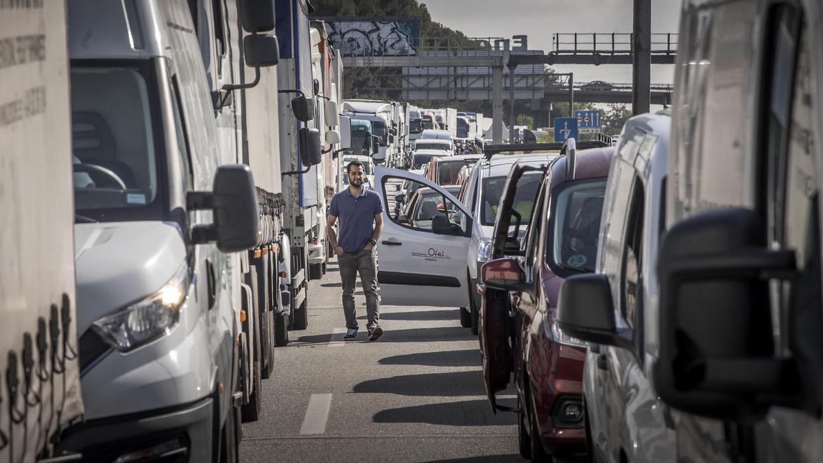 El incendio de un camión en la AP-7 colapsa la autopista