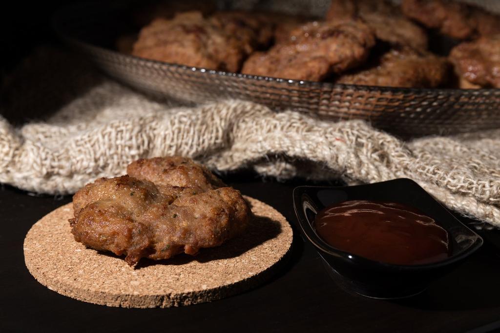 Una torta de carne o un filete ruso es un plato cocinado con carne picada de vacuno. En el mundo anglosajón se lo conoce como Salisbury steak o hamburger steak.