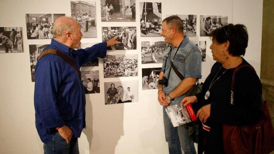 Los fotógrafos Luis Calleja, Carlos Hernández y Julia Domínguez junto a algunas de sus fotos.