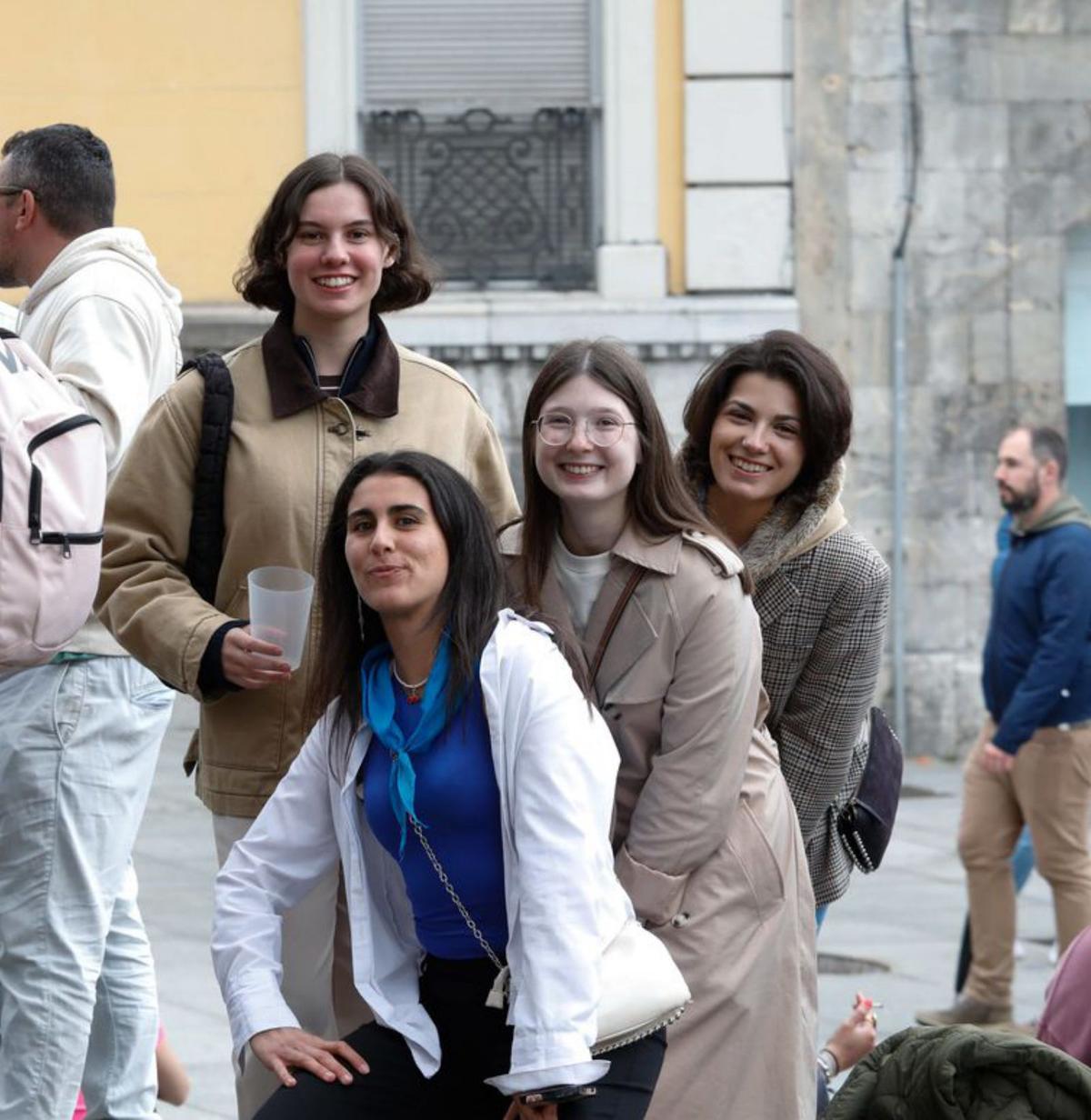 Diferentes grupos de amigos durante el tardeo en Avilés | MARA VILLAMUZA