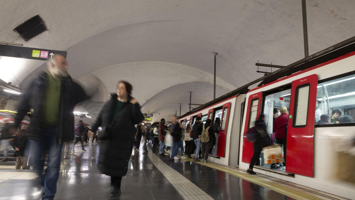 La línea 1 del metro es la que registra mayor número de usuarios y la que más se reforzará con seis nuevos trenes.