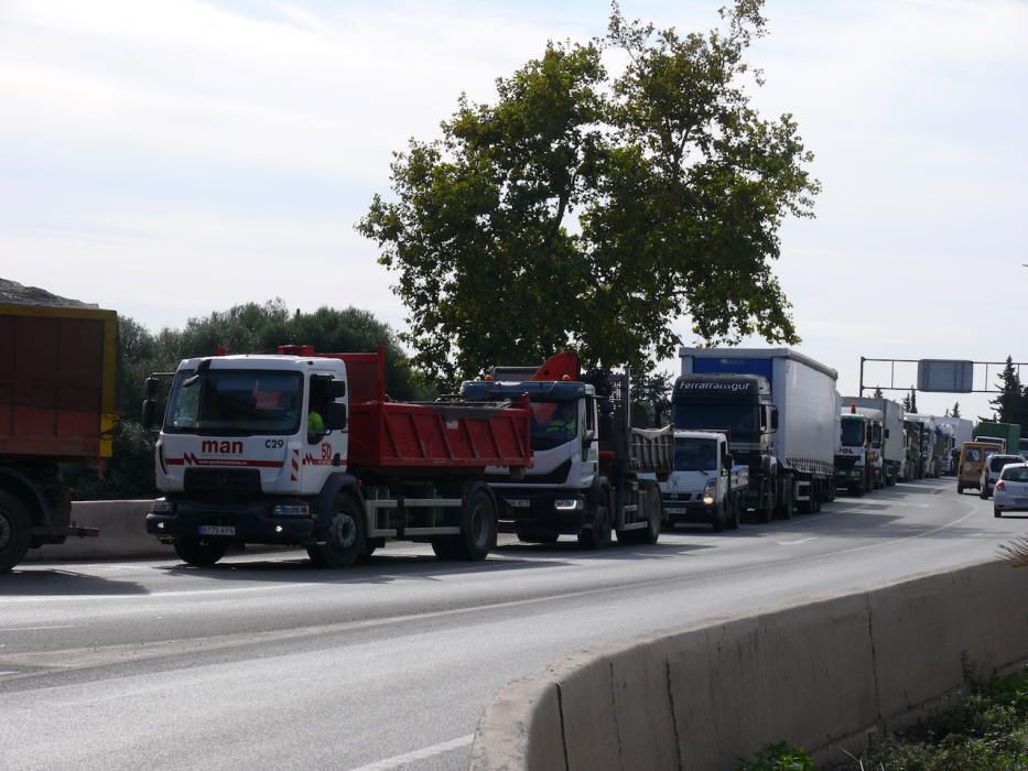 Atasco monumental en la entrada a Son Reus por un camión volcado