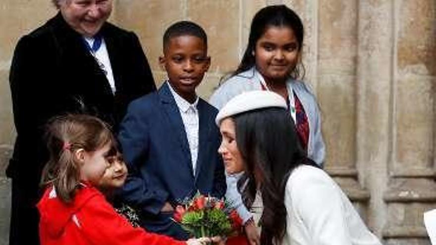 Markle recibe un ramo de una niña.