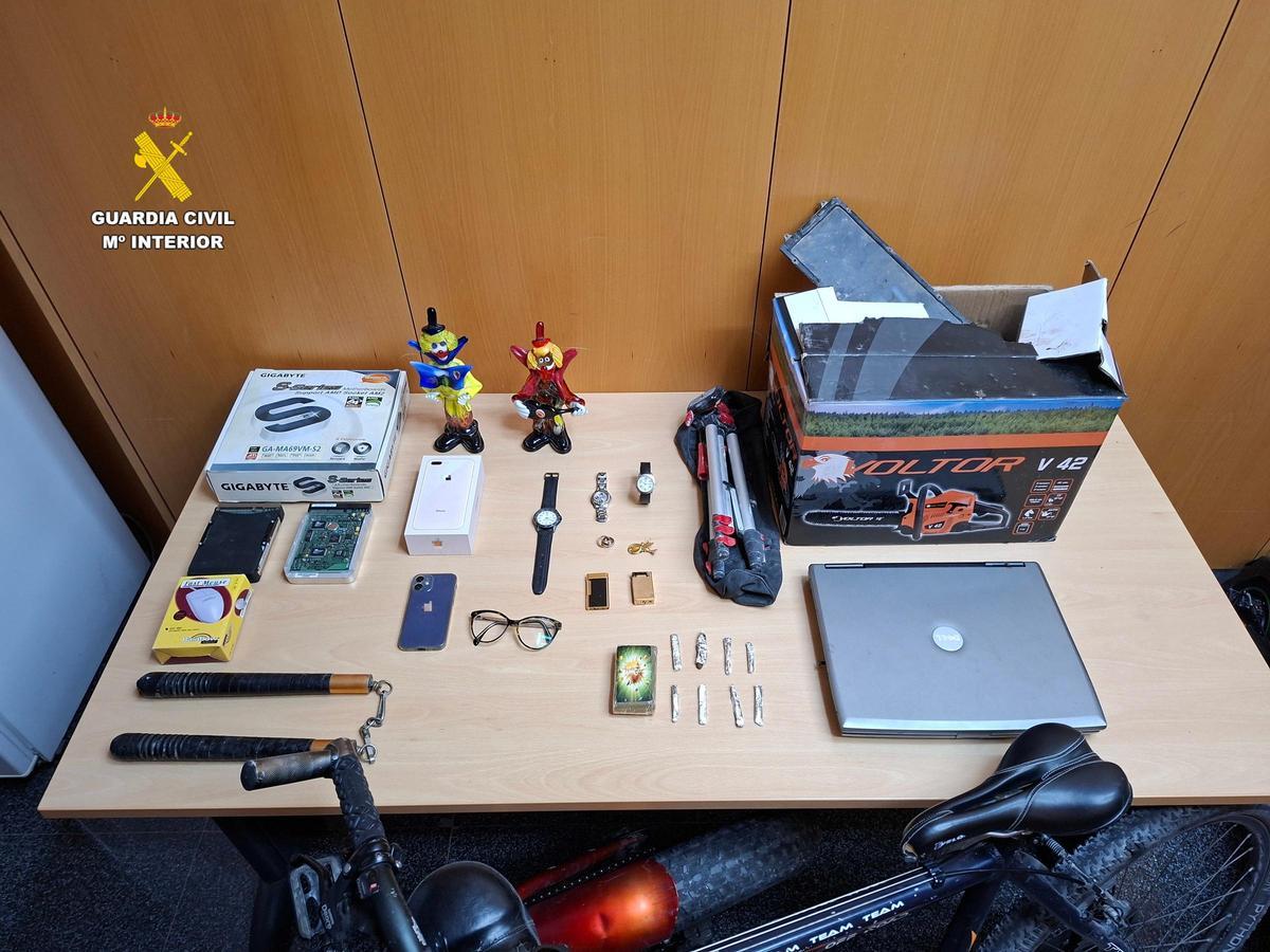 Algunos de los objetos sustraídos a los detenidos.