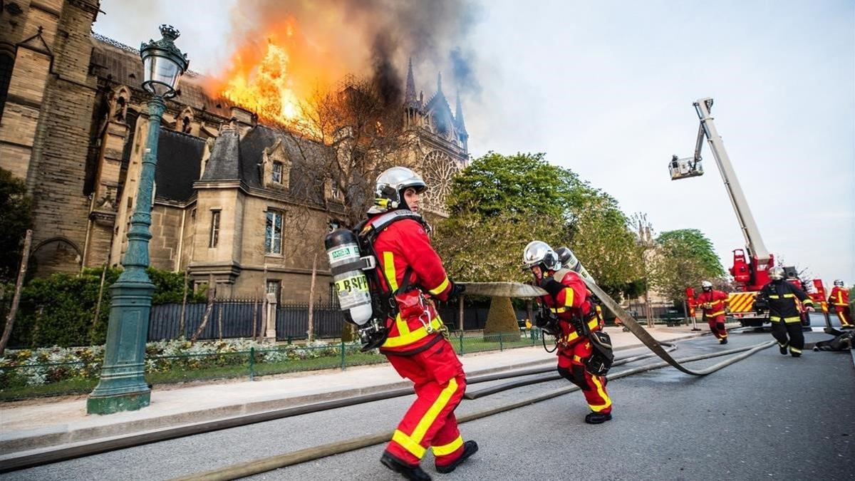 Los bomberos, trabajando en el incendio de Notre Dame