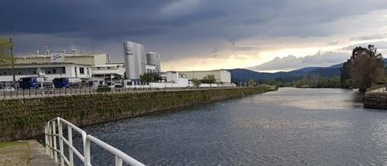 La factoría de Nestlé, bañada por el río Ulla.