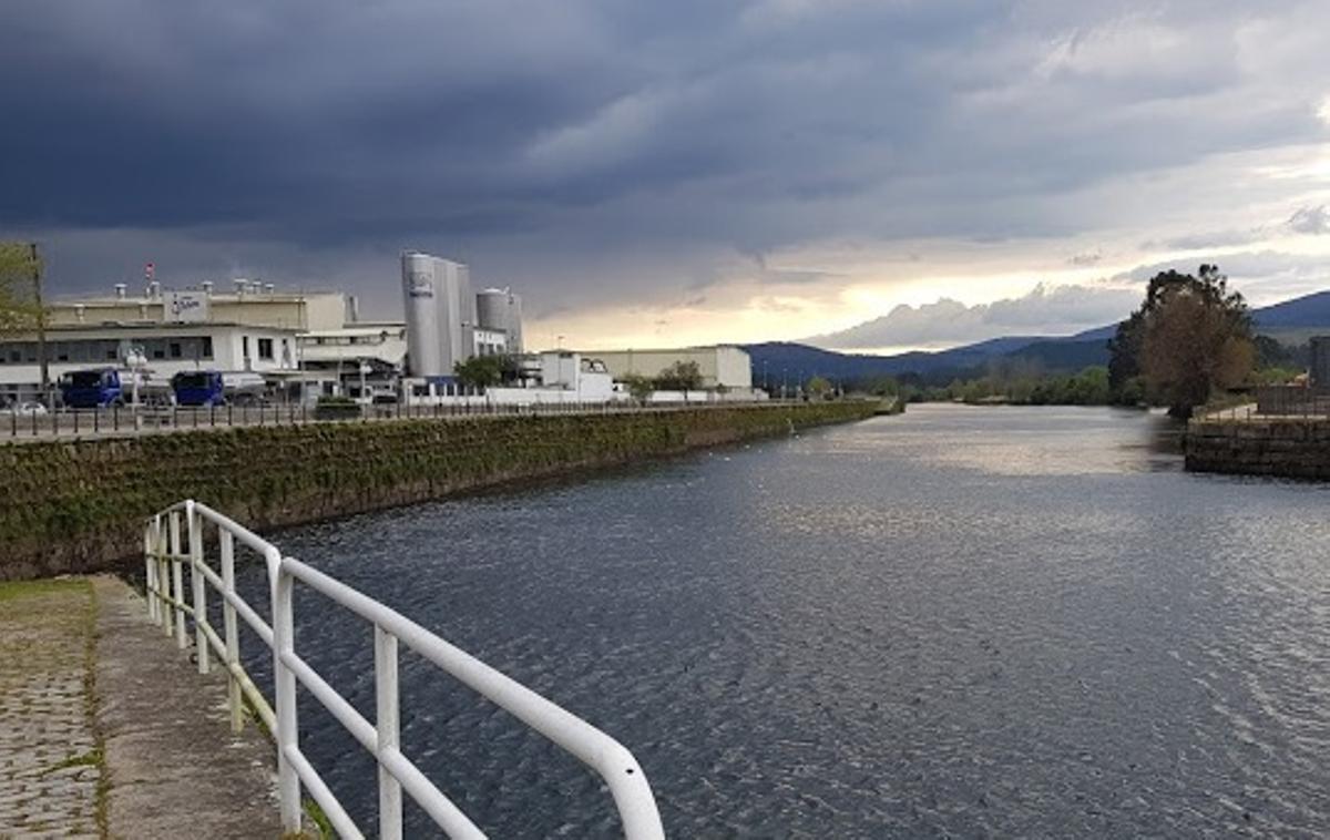 La factoría de Nestlé, bañada por el río Ulla.
