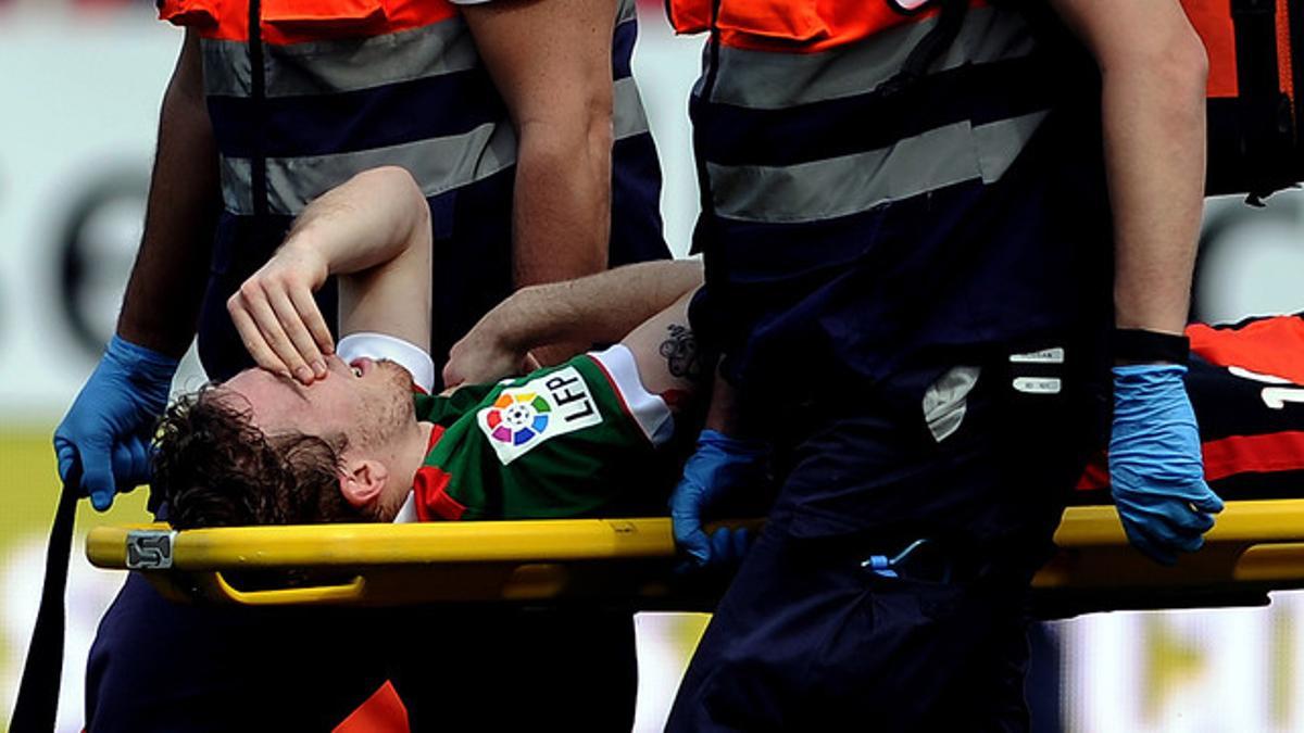 Iker Muniain es retirado en camilla tras lesionarse de gravedad ante el Sevilla en el Sánchez Pizjuan