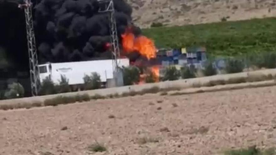 Incendio Murcia | El incendio de una nave hortofrutícola de Torre Pacheco genera una enorme columna de humo negro visible a kilómetros