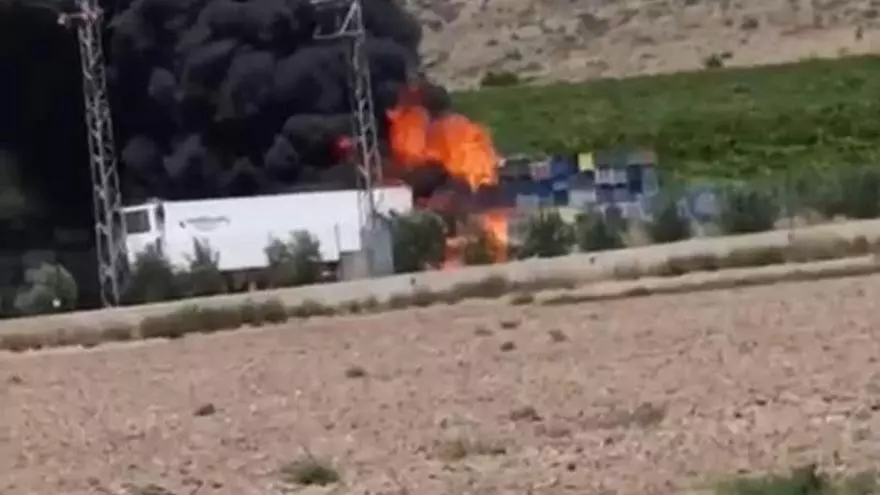 El incendio de una nave hortofrutícola de Torre Pacheco genera una enorme columna de humo negro visible a kilómetros