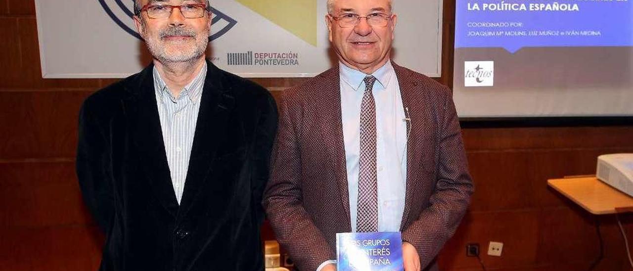 Joaquim Mª Molins (dcha.), junto a su presentador, el catedrático Xosé Carlos Arias. // M. G. Brea