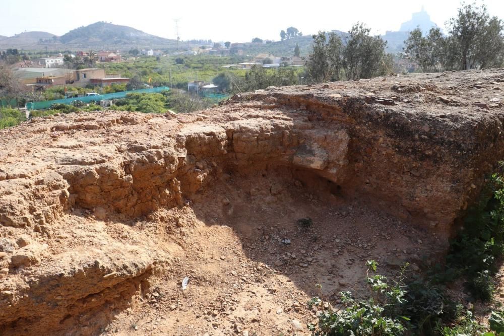 Los castillos de Larache y Cabezo de Torres "se hunden entre la inmundicia", denuncia Huermur