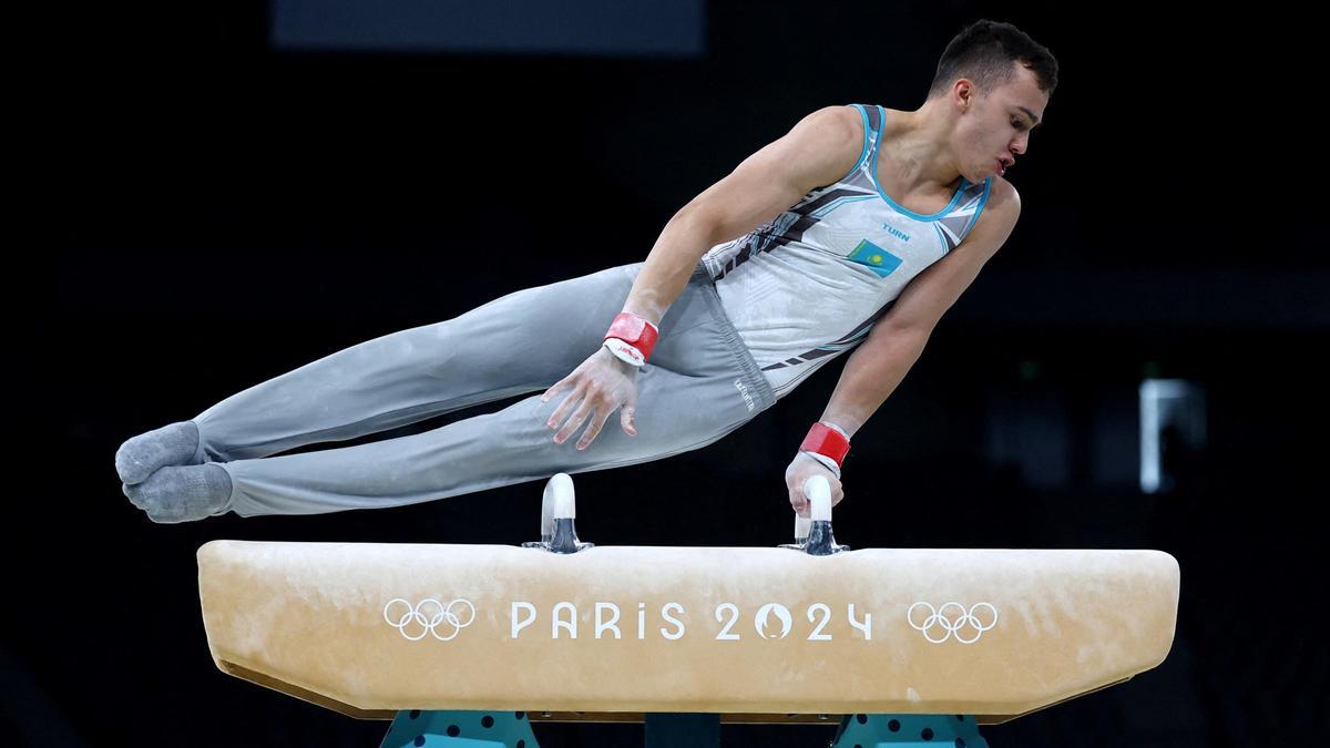 Un gimnasta de Kazakhstan se entrena en el Bercy Arena