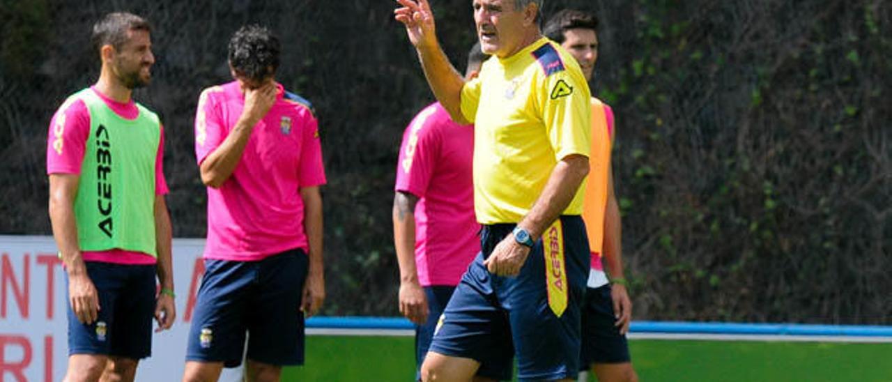El entrenador amarillo, Paco Herrera, da instrucciones a sus pupilos ayer en Barranco Seco.