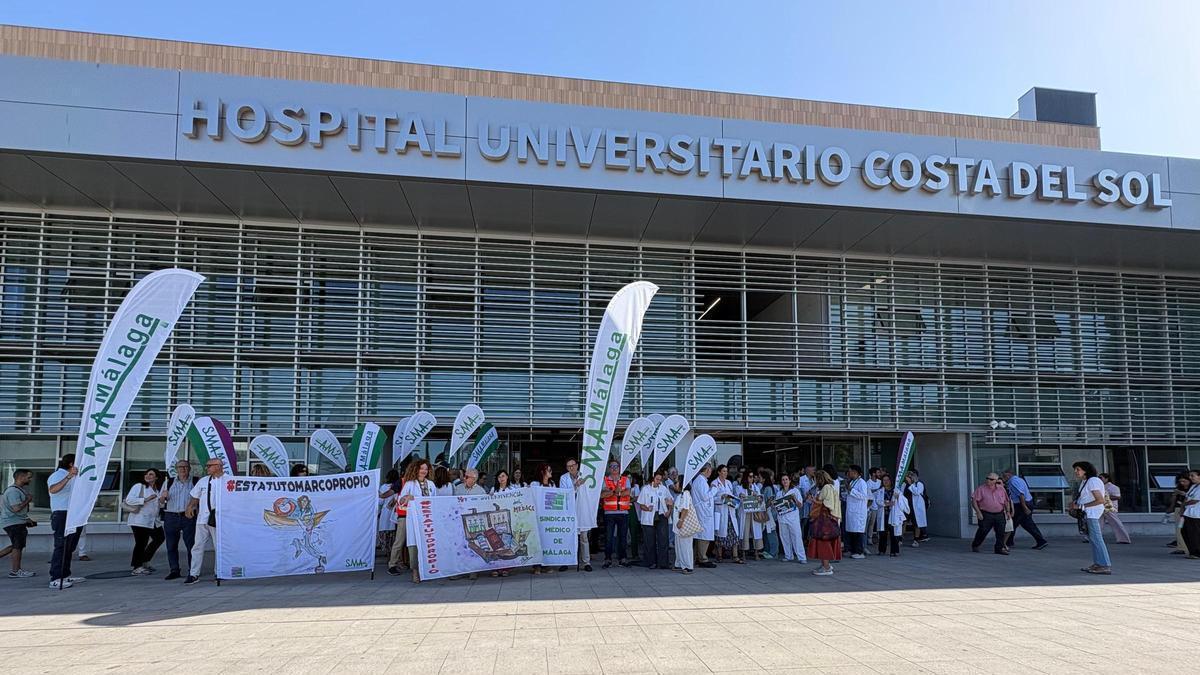 Concentración de médicos en el Hospital Costa del Sol de Marbella.