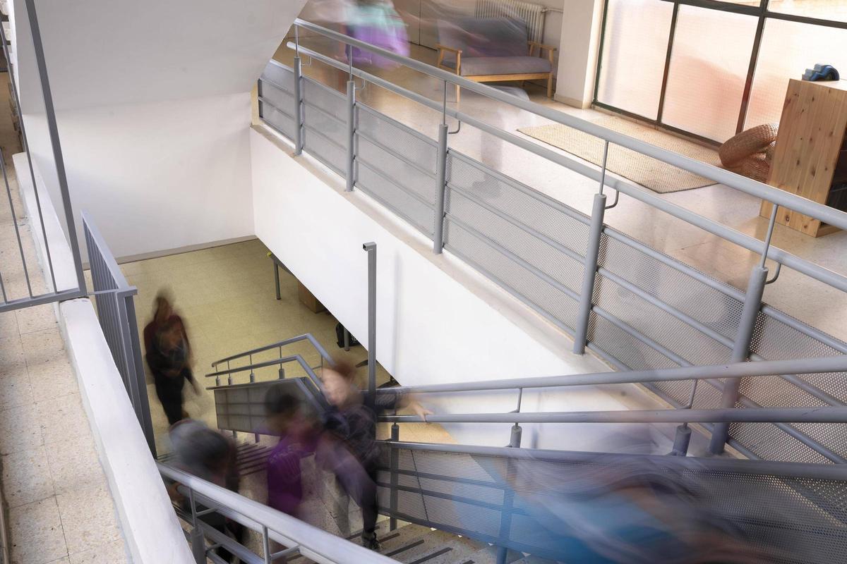Escalera de la escuela Milagros Consaranau de L'Hospitalet.