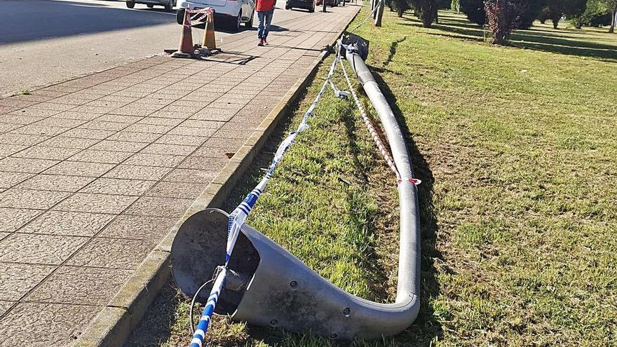 Un conductor bebido derriba una farola en Mieres