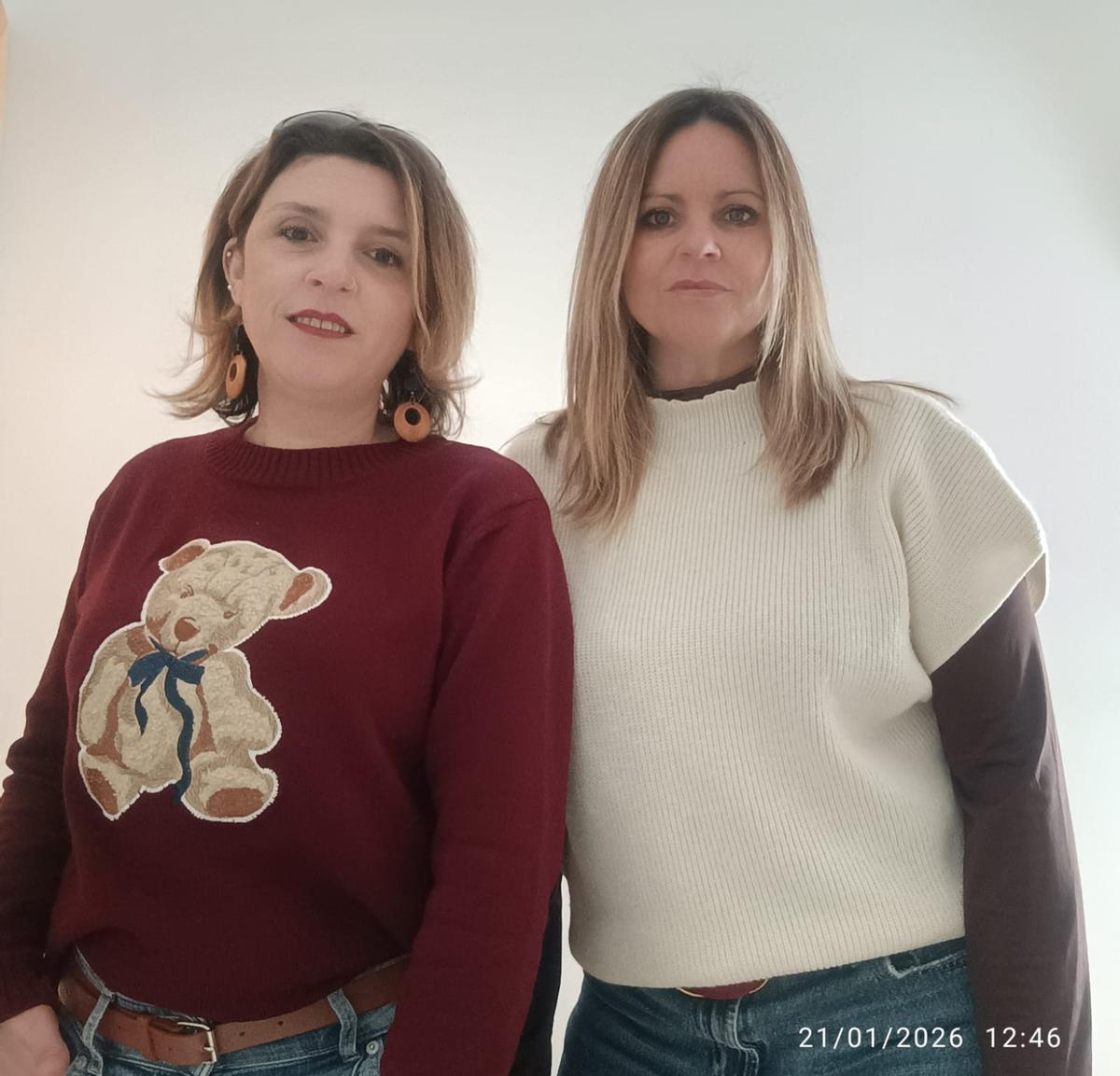 Ana Ruiz y María Picos, trabajadoras del centro de atención al cliente de WiZink en Zaragoza, que está abocado al cierre.