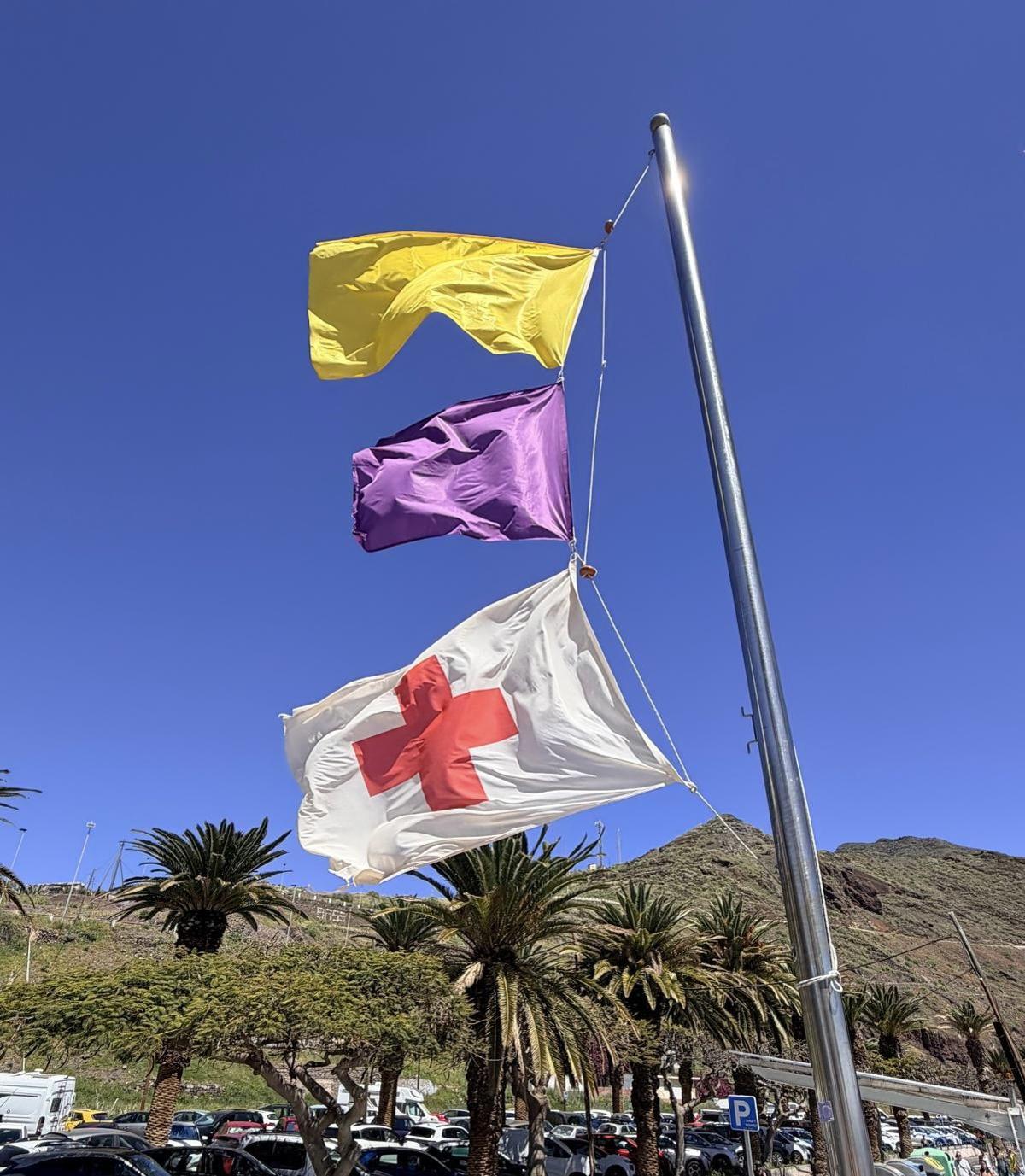 Banderas izadas este Jueves Santo en Las Teresitas.