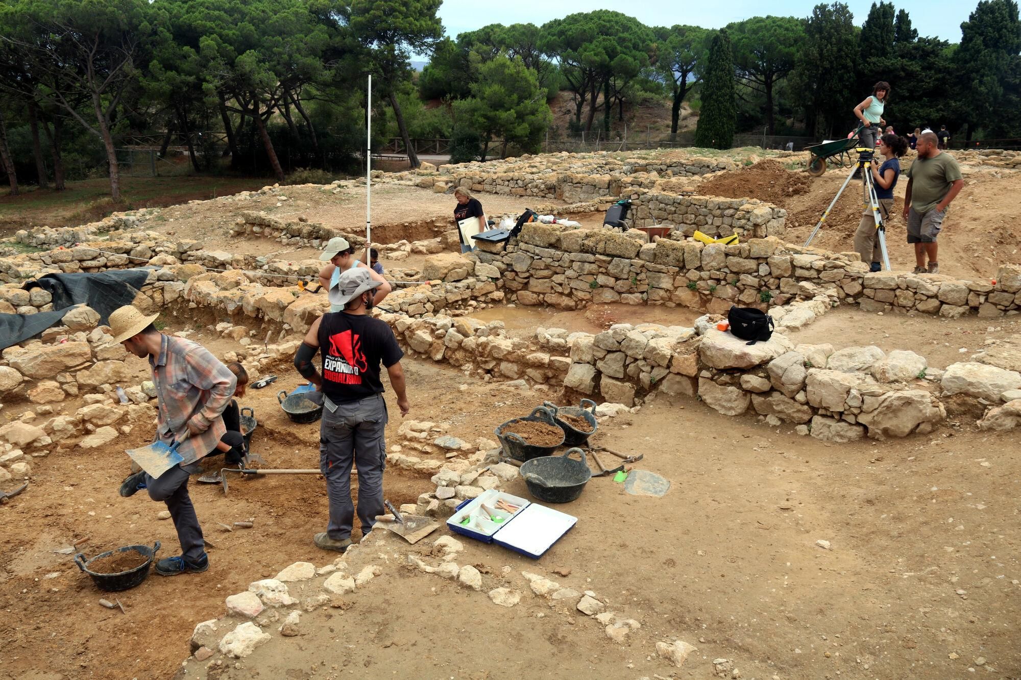 L'excavació d'una de les cases gregues del segle V aC que formaven part de la Neàpolis d'Empúries