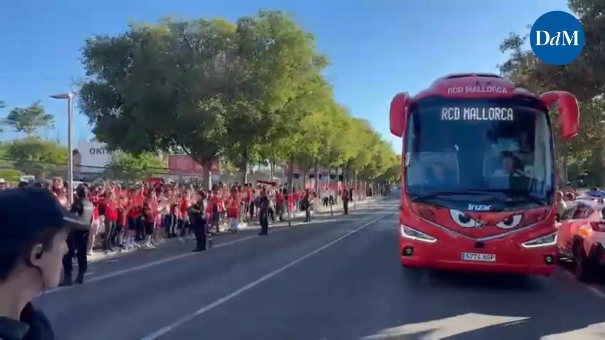 La fría llegada del Mallorca a Son Moix en la noche más importante