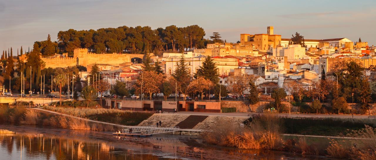 Vista del Casco Antiguo de Badajoz desde la margen derecha del Guadiana.
