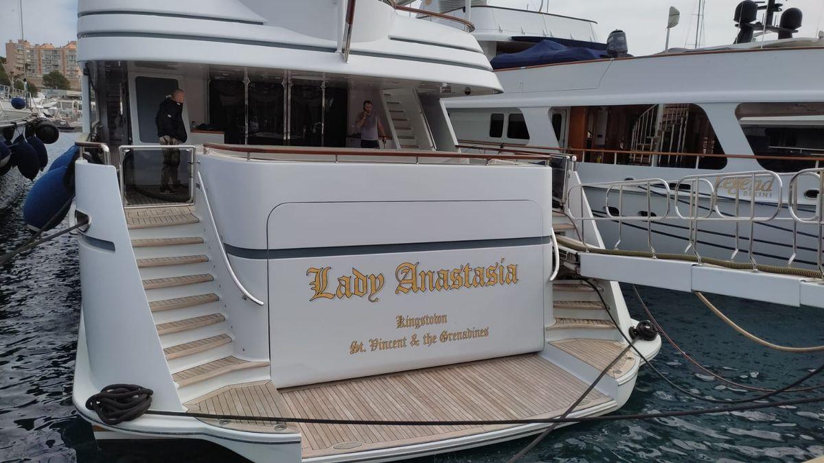 El yate Lady Anastasia, amarrado en Port Adriano.