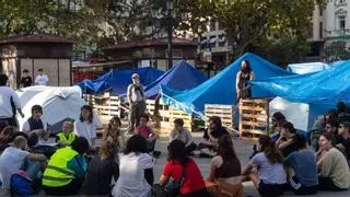 La Delegación del Gobierno llama al diálogo ante el choque entre la acampada y el 9 d'Octubre