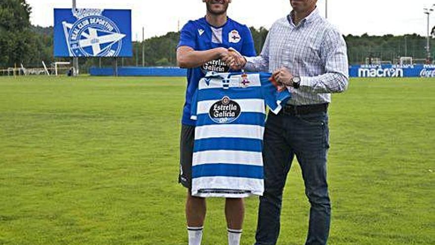 Ager Aketxe, junto al director deportivo del club, Carmelo del Pozo, ayer durante su presentación en Abegondo.