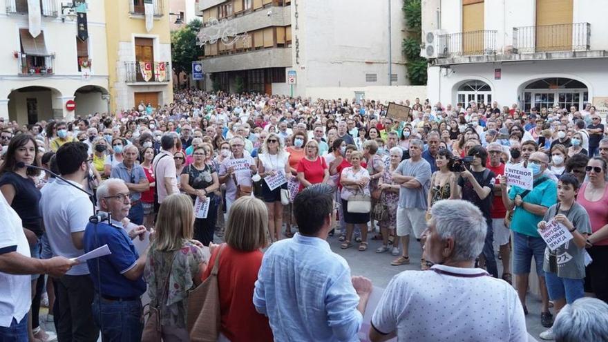 Participantes en la manifestación convocada ayer por los consejos vecinales en Ontinyent a finales de junio.