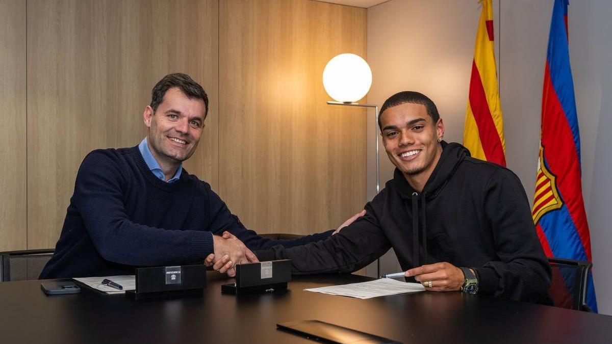 El directivo del FC Barcelona Joan Soler con el futbolista Joao Mendes, hijo de Ronaldinho.