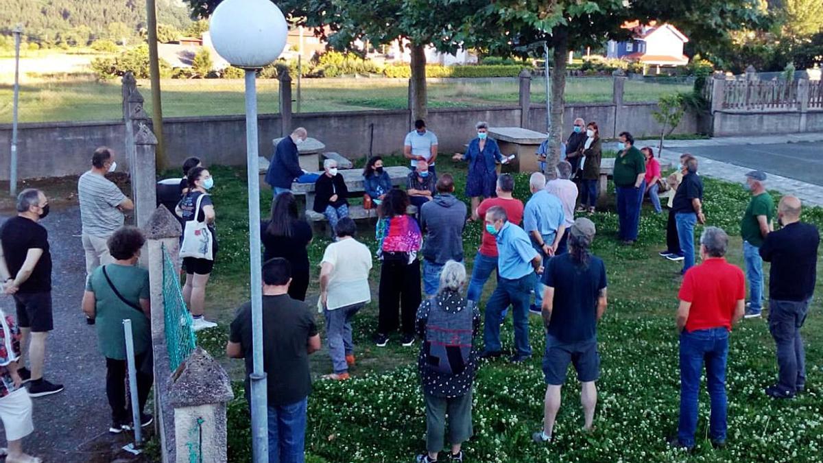 Primera reunión de los vecinos que acodaron asociarse contra el parque de As Encrobas. |  // L. O.